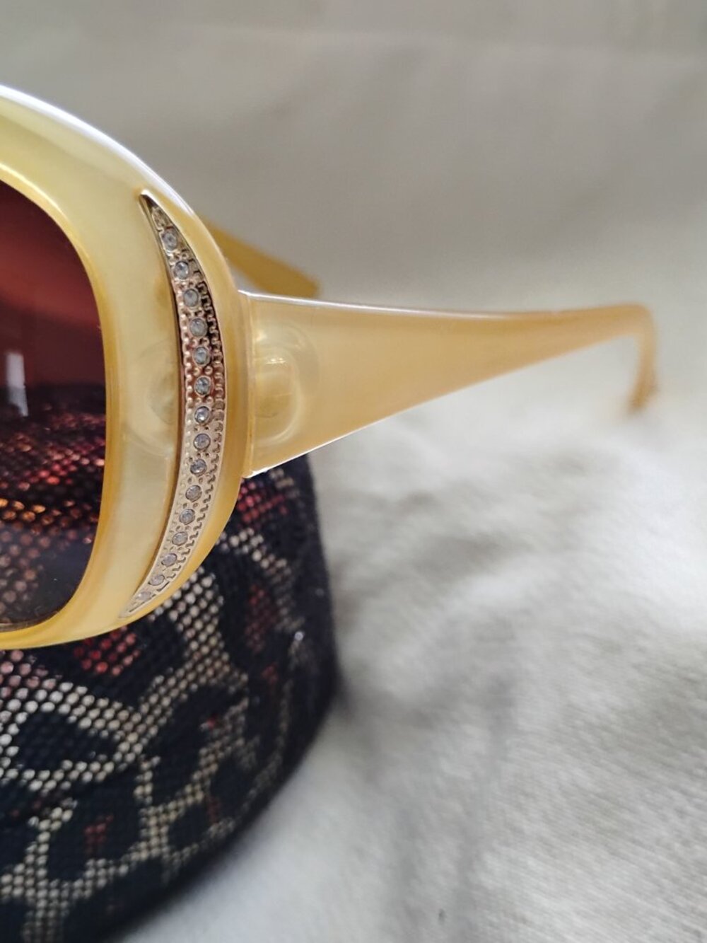 Beige Joan Rivers Sunglasses w. Case - Picture 8 of 8